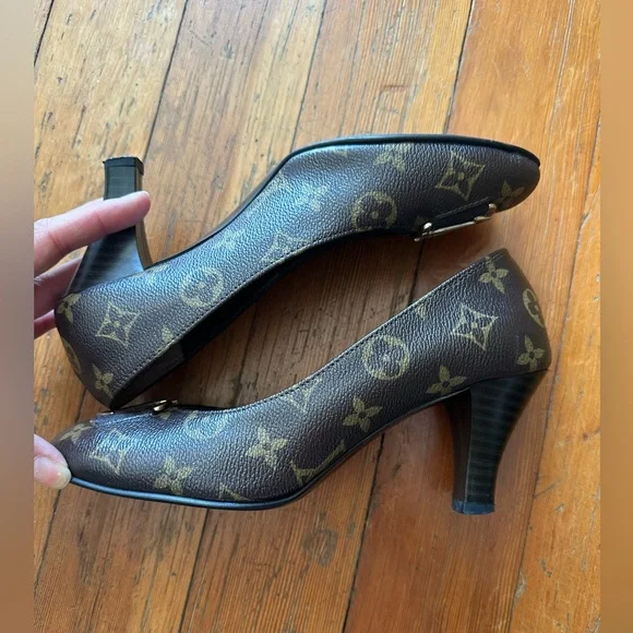Louis Vuitton Black and Brown Heels with Gold Accent - Picture 3 of 9